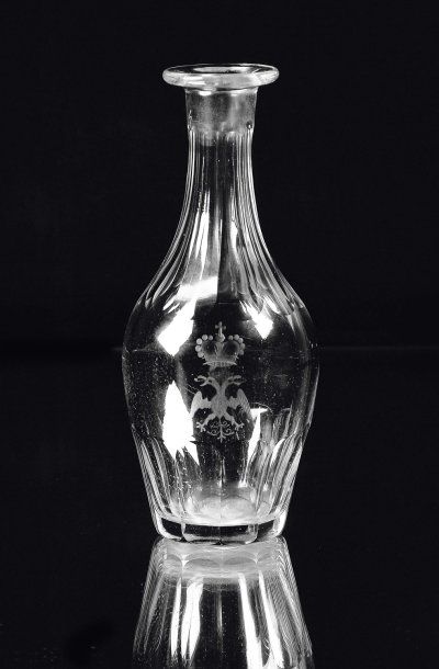 AUTRCHE-ALLEMAGNE-BELGIQUE Carafe en cristal à pans coupés, à décor gravé d'un aigle...