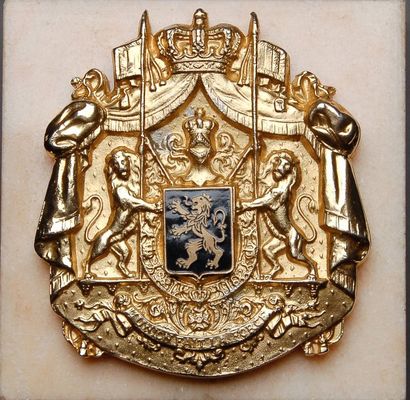 AUTRCHE-ALLEMAGNE-BELGIQUE Plaque en métal doré, à décor des armes de la Maison royale...