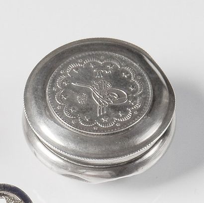 null Petite boîte à pilules en argent, de forme ronde, à décor sur le couvercle d'une...