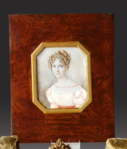 null Portrait miniature d'une jeune fille en robe blanche, peint sur ivoire, conservé...