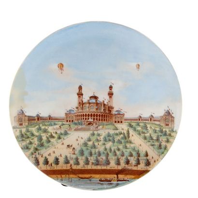 null Exposition universelle de 1889. Grand plat commémoratif en porcelaine blanche...