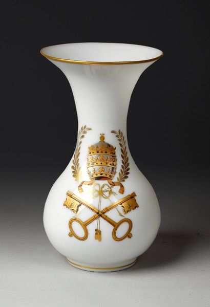 null Vase en opaline blanche, à décor des armes Papales dorées. Bon état. Travail...