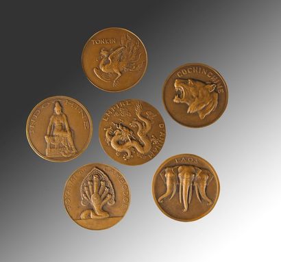 null Coffret contenant six médailles en bronze, de la période coloniale française...