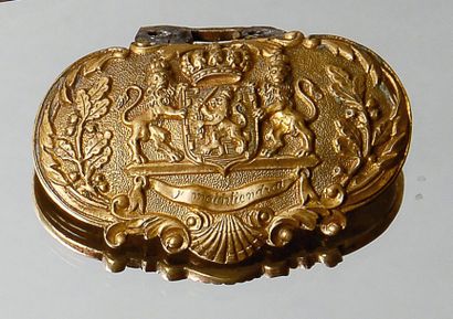 null Monture d'épée en bronze doré, le clavier est ciselé d'un décor aux armes royales...