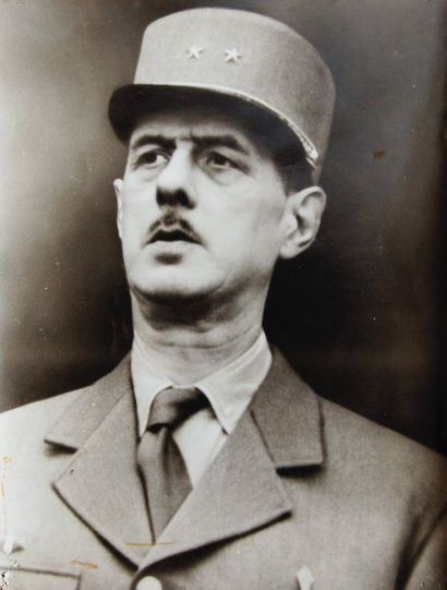 null Général de Gaulle. Portrait photographique de LAPI, tirage argentique, avec...