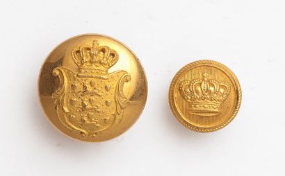 DANEMARK Lot de deux boutons de forme bombée, dorés, dont l'un à décor d'une couronne....