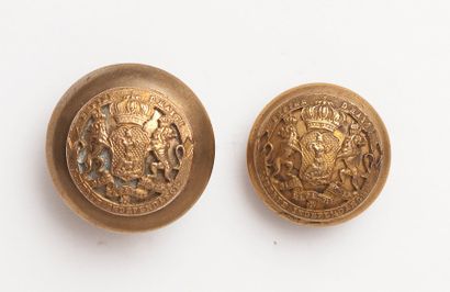 HAITI Deux boutons de forme bombée, dorés, appliqués des armes du royaume entourées...