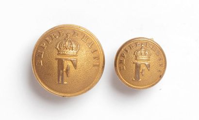 HAITI Deux boutons de forme bombée, dorés, appliqués du monogramme sous couronne...