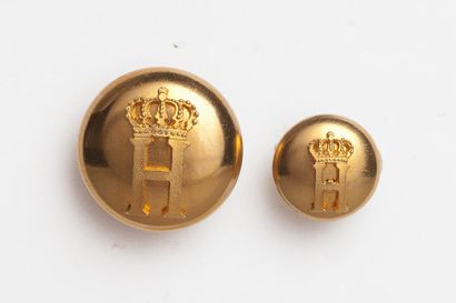 LUXEMBOURG Lot de deux boutons de forme bombée, dorés, au monogramme du grand-duc...