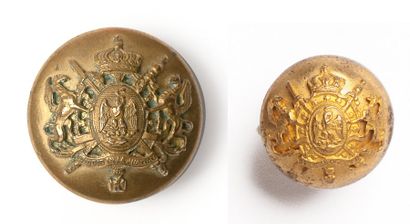 MEXIQUE Lot de deux boutons d'uniforme de diplomate, de forme bombée, dorés, appliqués...