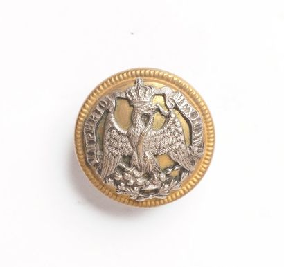 MEXIQUE Bouton de forme légèrement bombée, argenté sur fond or, appliqué de l'aigle...