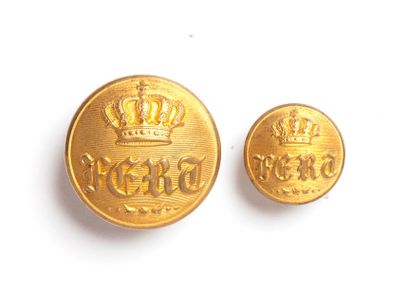 ITALIE Lot de deux boutons de forme légèrement bombée, dorés, appliqués de la devise...