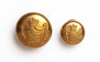 SAXE Lot de deux boutons de forme bombée, doré, appliqués des armes du royaume, sur...