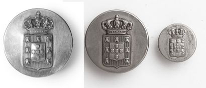 PORTUGAL Lot de trois boutons de forme plate, argentés, appliqués des armes Bragance....