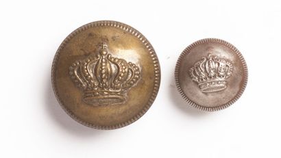 PORTUGAL Lot de deux boutons de forme bombée, argentés, appliqués d'une couronne...