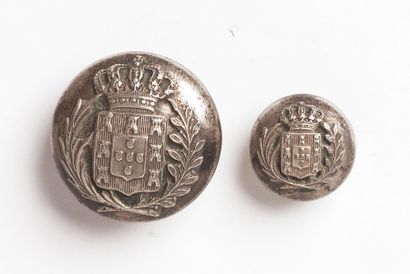 PORTUGAL Lot de deux boutons de forme bombée, argentés, appliqués des armes des Bragance...