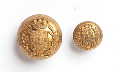 PORTUGAL Lot de deux boutons de forme bombée, appliqués des armes des Bragance entourées...