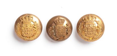 PORTUGAL Lot de trois boutons de forme bombée, dorés, appliqués des armes des Bragance...