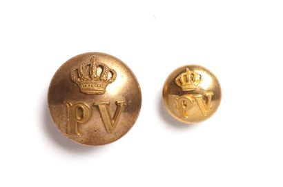 PORTUGAL Lot de deux boutons de forme bombée, dorés, appliqués du monogramme P.V....