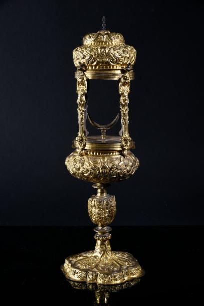 null Reliquaire - monstrance en laiton repoussé et ciselé doré, formant ciboire,...