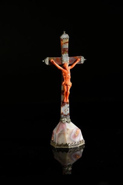 Crucifix en agate monté en argent, orné d'un...
