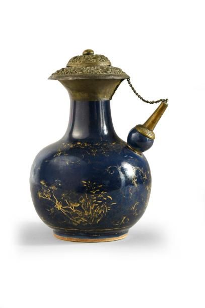null Vase Kendi en porcelaine de chine bleu poudré à décor doré (usures à l'or)....