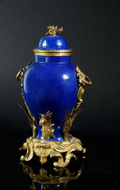 null Rare fontaine à parfum en faience bleue de Nevers, riche monture en bronze doré...