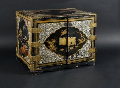 null Cabinet en laque noir et or, plaqué d'un décor de burgaux de nacre formant l'encadrement...