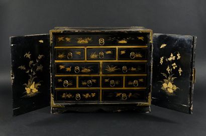 null Cabinet en laque noir et or, plaqué d'un décor de burgaux de nacre formant l'encadrement...