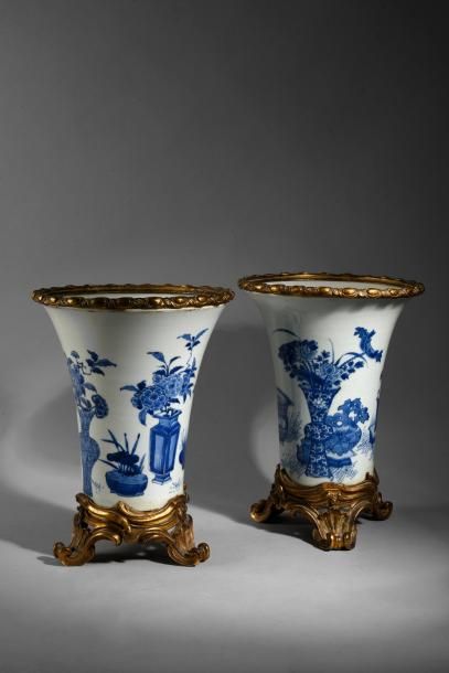 null Paire de vases cornets en porcelaine de Chine d'époque Kangxi (1662-1722) à...