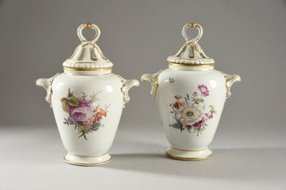 null Deux vases pots-pourris et deux paires de couvercles en porcelaine de Fürstenberg...