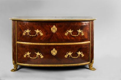 null Importante commode en placage de palissandre marqueté en feuilles, de forme...