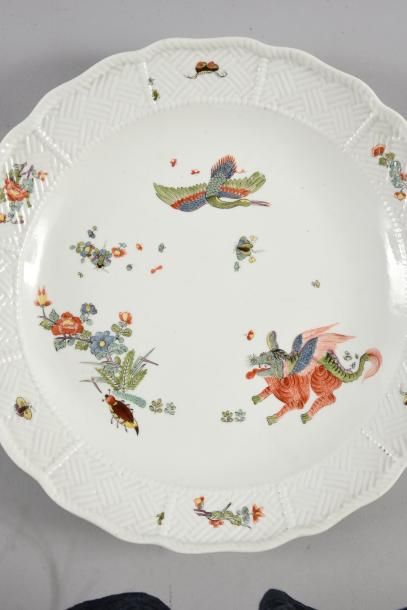null Deux plats et une assiette en porcelaine de Meissen du XVIIIe siècle Circa 1735-40,...