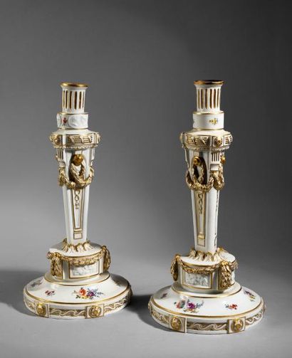 Deux bougeoirs en porcelaine de Meissen (Marcolini)...