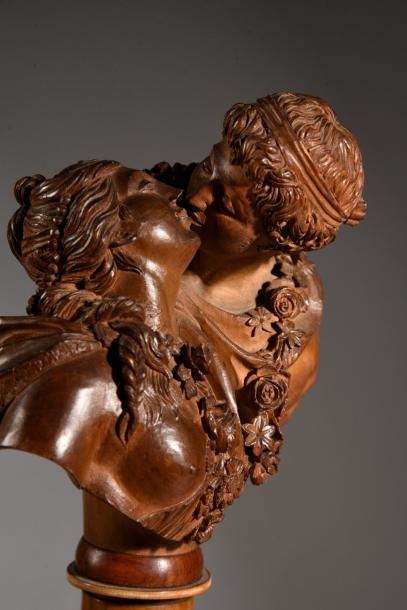 Jean Antoine Houdon (1741-1828) d'après 
Le baiser
Sculpture en bois fruitier sur...
