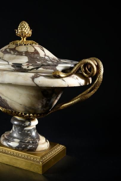 null Vase navette couvert en marbre fleur de pêcher, riche ornementation en bronze...
