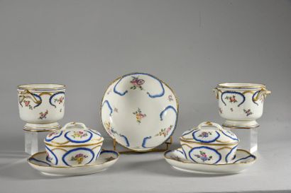 null Deux sucriers ovales et leurs couvercles et plateaux en porcelaine de Sèvres...