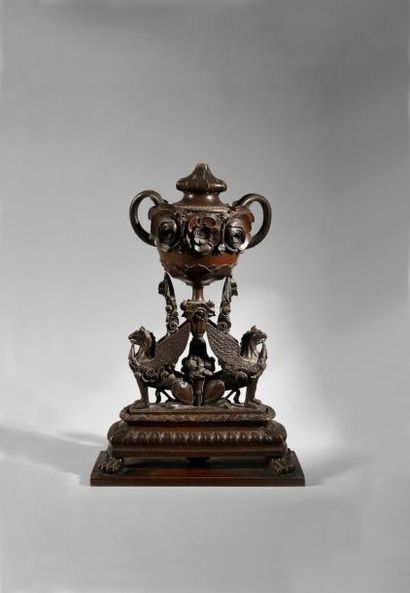 Aubert Parent (Cambrai, 1753 - Valenciennes, 1835), Attribué à 
Vase en bois de tilleul...