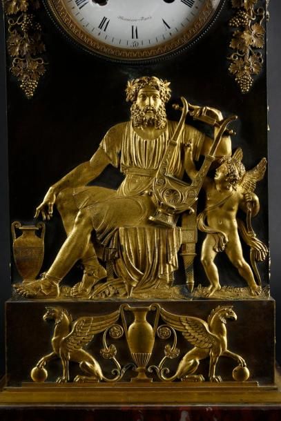 null Pendule borne antique «ANACREON» en bronze patiné et doré, socle en marbre griotte...