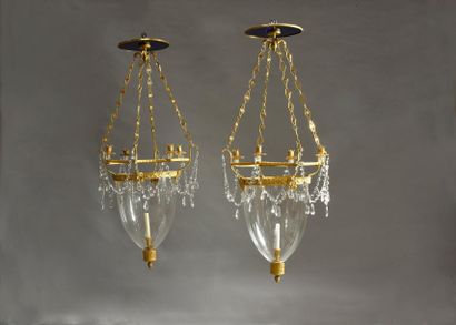 null Paire de lanternes en bronze doré et pampilles de cristal, éclairant à 5 lumières.
H.:...