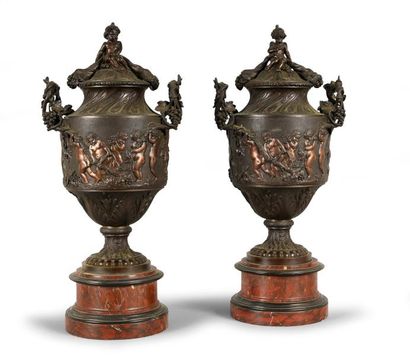 null Paire de vases couverts en bronze patiné à décor foisonnant de frises de bacchanales...