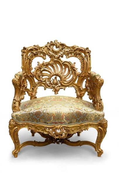 null Exceptionnel fauteuil en bois très finement sculpté, laqué gris et doré.
Le...