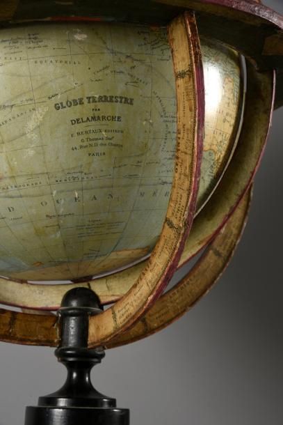 DELAMARCHE 
Globe terrestre en papier maché (petits accidents)
E. Bertaux éditeur....