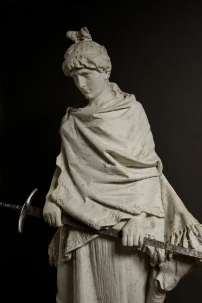 null Importante statue figurant une jeune femme drapée à l'antique tenant entre ses...
