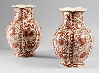 Théodore DECK (1823 - 1891) 
Rare paire de vase balustres légèrement polylobés en...