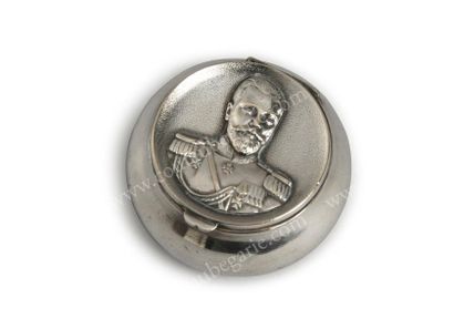 null NICOLAS II, empereur de Russie (1868-1918)
Petite boîte à pilules en métal argenté,...
