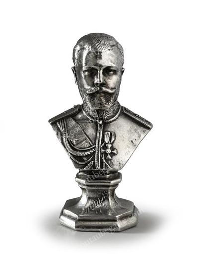 null L'empereur Nicolas II de Russie (1868-1918)
Petit buste en métal argenté, signé...