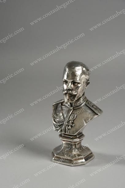 null L'empereur Nicolas II de Russie (1868-1918)
Petit buste en métal argenté, signé...