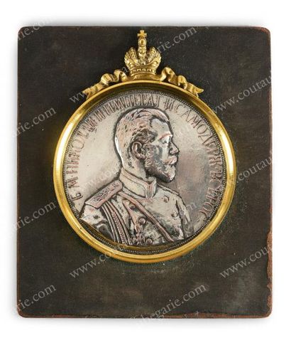 null L'empereur Nicolas II de Russie (1868-1918)
Médaillon en cuivre argenté signé...