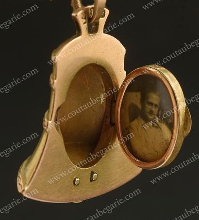 null MÉDAILLON PENDENTIF EN OR
En forme de cloche de Pâques orné des initiales en...